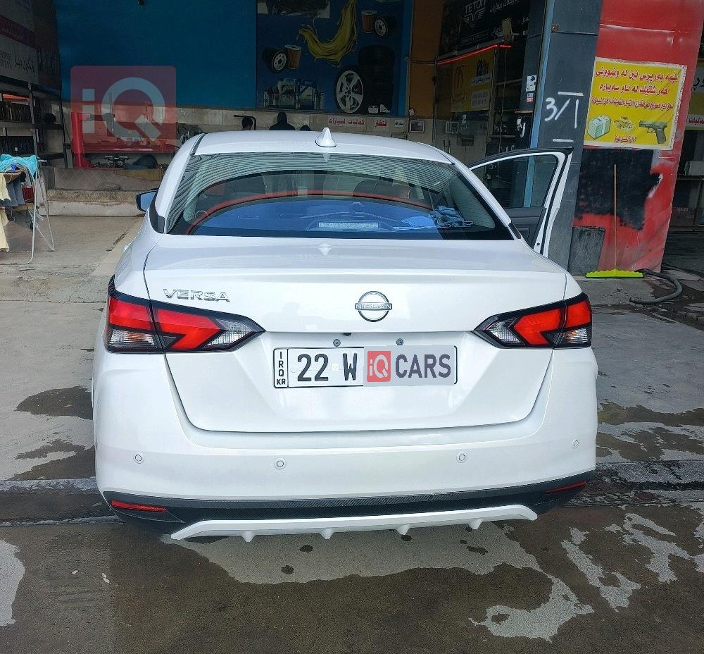 نيسان فيرسا